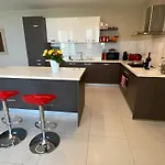 Super Bright And Spacious Seaview *