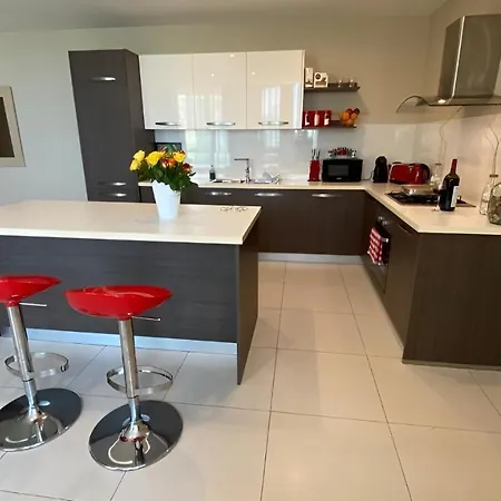 Super Bright And Spacious Seaview *