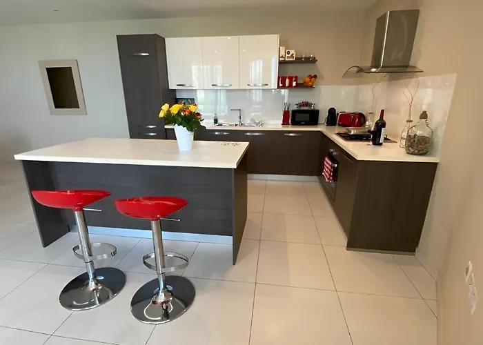 Super Bright And Spacious Seaview *